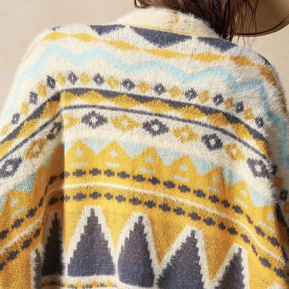 Cozy Geo Print Open Oversized Fuzzy Knit Cardigan - Picture 5 of 6